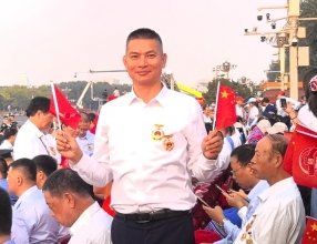 重庆“的哥”殷其龙现场观礼阅兵：心潮澎湃，为祖国繁荣富强骄傲、自豪 ...