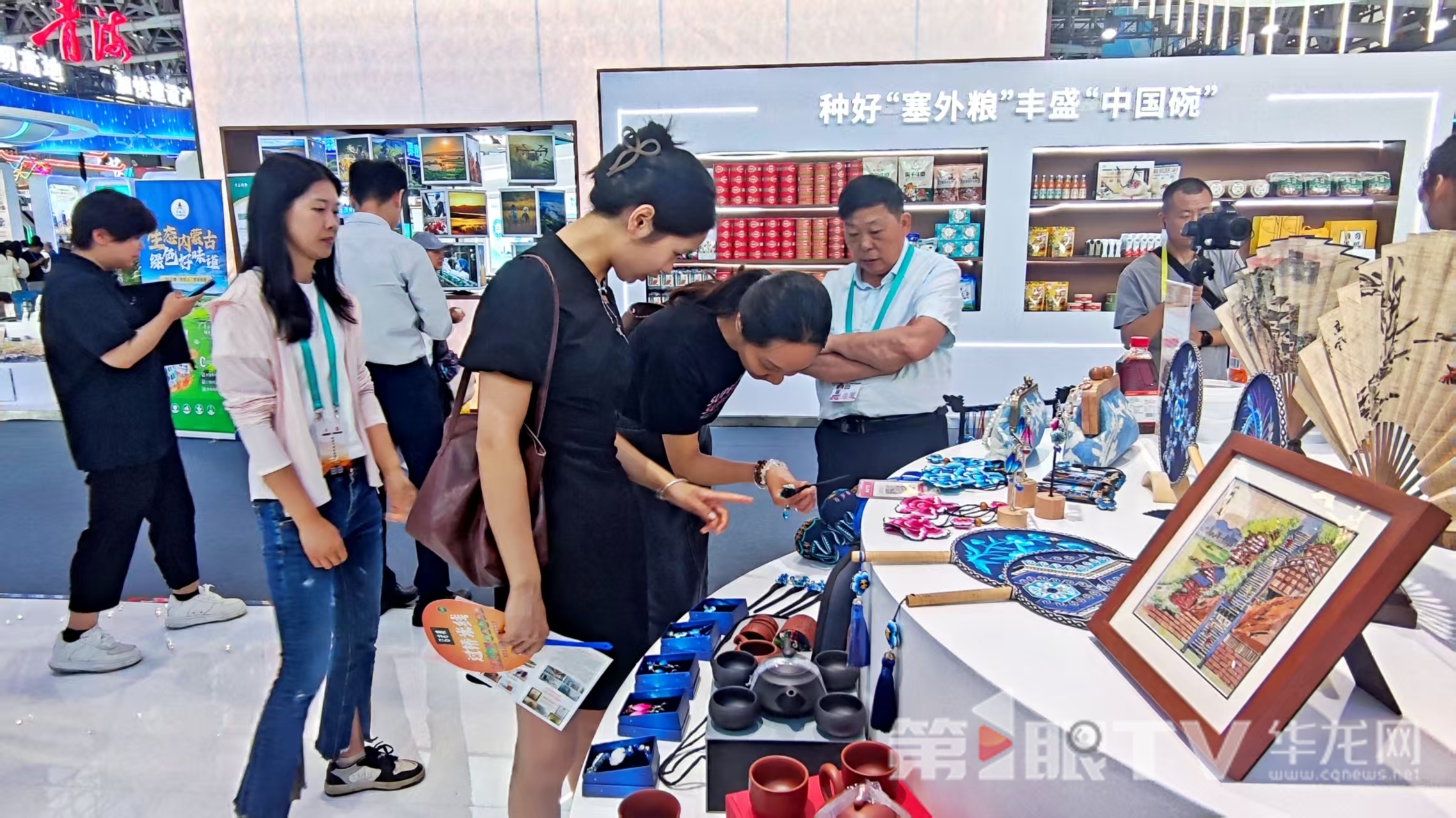 观众挑选心仪的产品。第1眼TV-华龙网记者 梁浩楠 摄