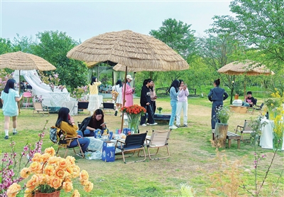 梁山街道八角社区的赴野小院，游客在休闲、游玩。记者 向成国 摄