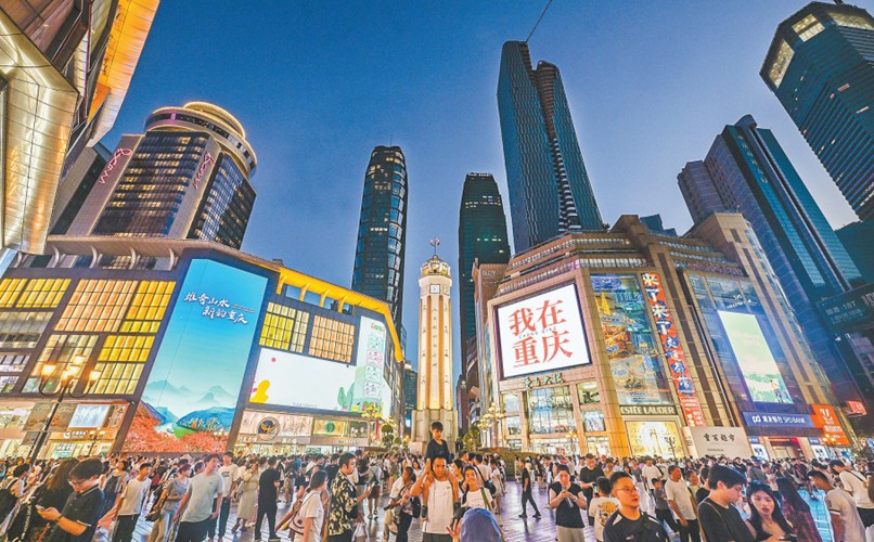 2025年8月12日，渝中区解放碑，众多游客在此拍照留影。首席记者 龙帆 摄/视觉重庆