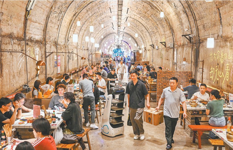 2025年6月18日，渝北区，众多食客在防空洞“地下之城”火锅店享受美食。记者 张锦辉 摄/视觉重庆