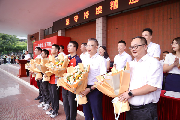 师生代表。唐文蕤摄
