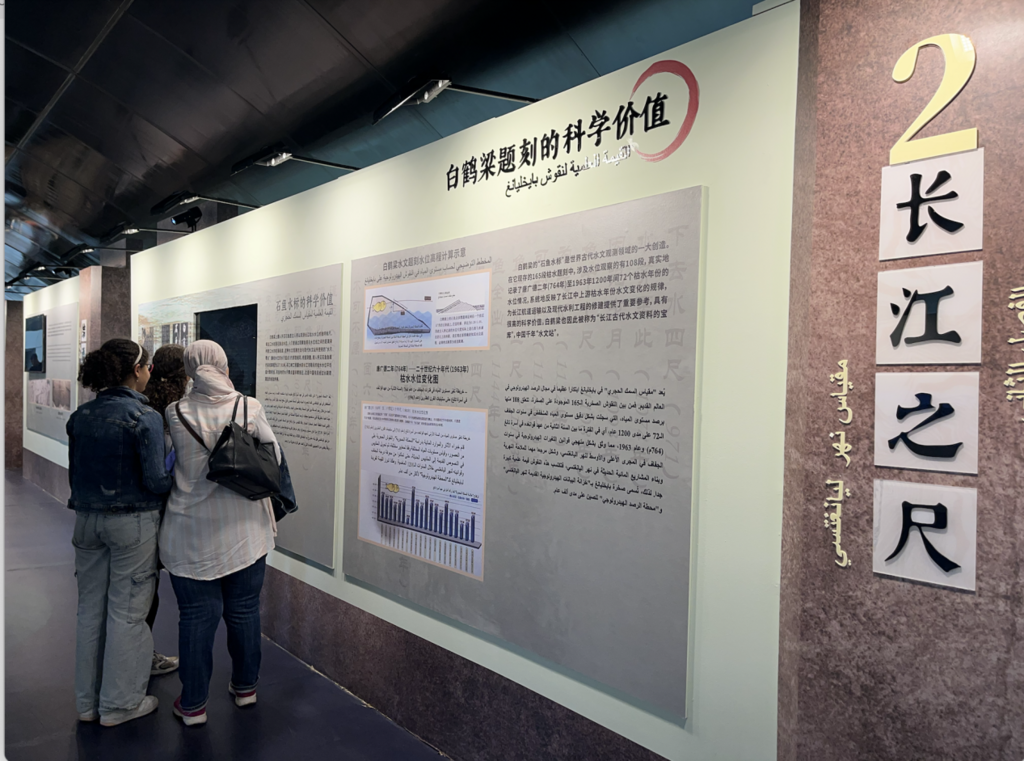 埃及民众观看白鹤梁数字文化展。主办方供图