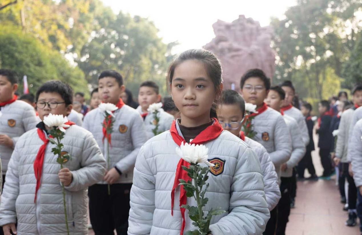 祭扫活动现场。重庆红岩革命历史文化中心供图