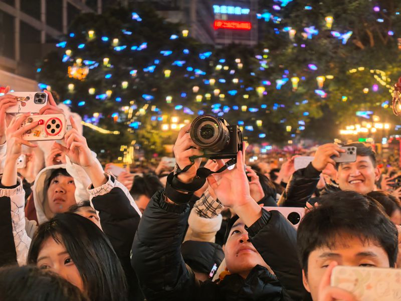 2026年1月1日，渝中区解放碑步行街，市民、游客用相机、手机记录跨年盛况。通讯员 王欢 摄