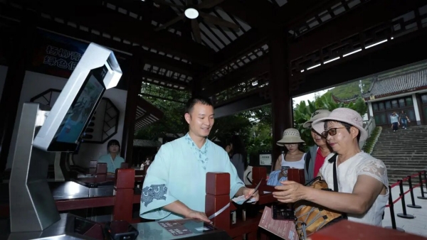 游客打卡奉节白帝城。奉节文旅委供图